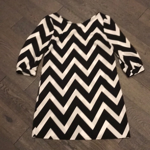 Dresses & Skirts - Black & White Chevron Shift Dress